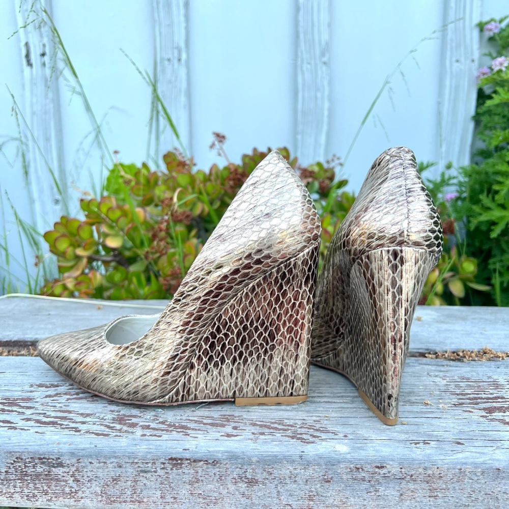 Alice + Olivia Gold Python Embossed Wedge Heels S… - image 5